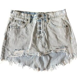 High waisted light wash blue denim skirt with frayed hem & button fly #festival